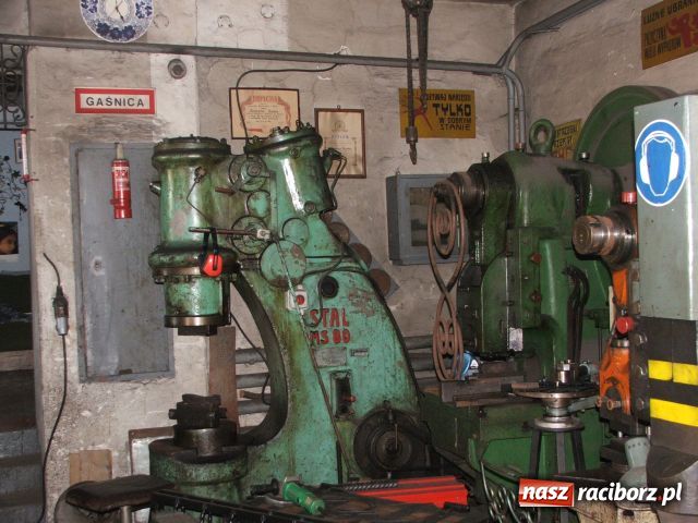 Zdjęcie w galerii na portalu naszraciborz.pl: Majstrowa młotem wywija wiadomości z regionu