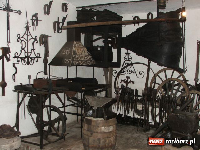 Zdjęcie w galerii na portalu naszraciborz.pl: Majstrowa młotem wywija wiadomości z regionu