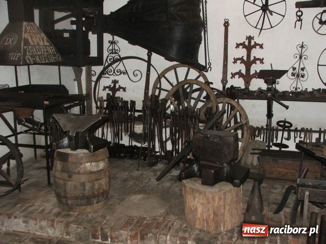 Zdjęcie w galerii na portalu naszraciborz.pl: Majstrowa młotem wywija wiadomości z regionu