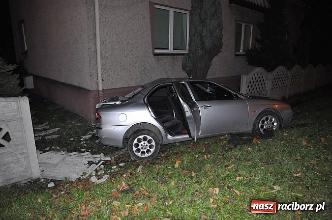 Zdjęcie w galerii na portalu naszraciborz.pl: Kierowca alfy zakończył szarżę na ogrodzeniu wiadomości z regionu