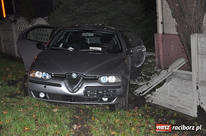 Zdjęcie w galerii na portalu naszraciborz.pl: Kierowca alfy zakończył szarżę na ogrodzeniu wiadomości z regionu