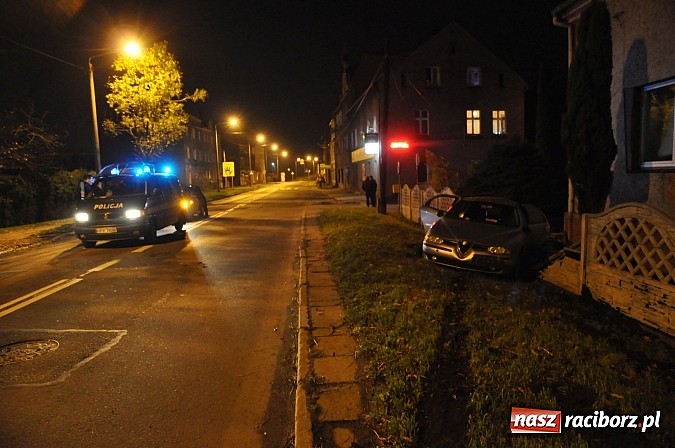 Zdjęcie w galerii na portalu naszraciborz.pl: Kierowca alfy zakończył szarżę na ogrodzeniu wiadomości z regionu