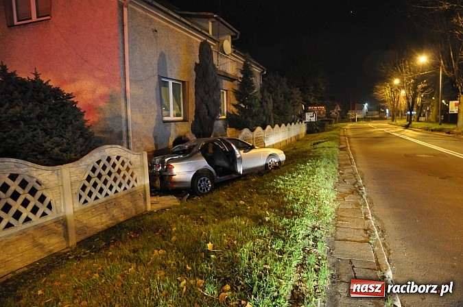 Zdjęcie w galerii na portalu naszraciborz.pl: Kierowca alfy zakończył szarżę na ogrodzeniu wiadomości z regionu