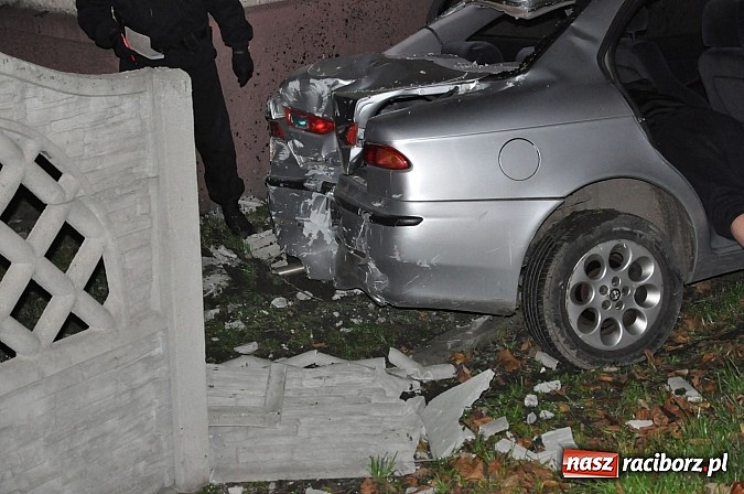 Zdjęcie w galerii na portalu naszraciborz.pl: Kierowca alfy zakończył szarżę na ogrodzeniu wiadomości z regionu