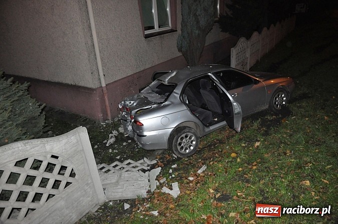Zdjęcie w galerii na portalu naszraciborz.pl: Kierowca alfy zakończył szarżę na ogrodzeniu wiadomości z regionu