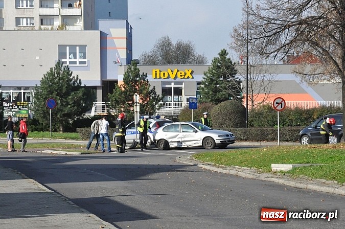 Zdjęcie w galerii na portalu naszraciborz.pl: Kierująca oplem tigrą wymusiła pierwszeństwo i wjechała w seata wiadomości z regionu