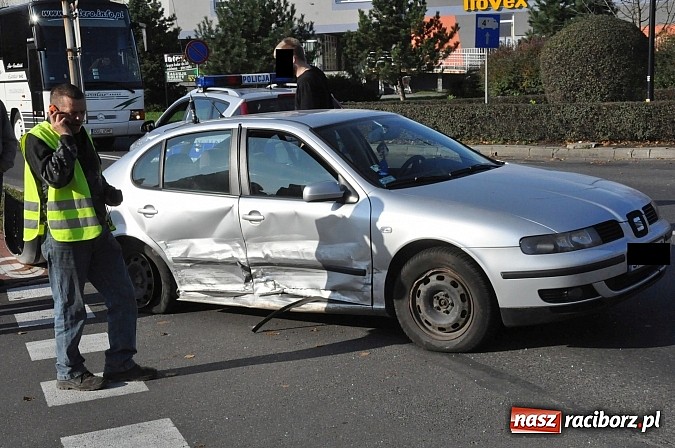 Zdjęcie w galerii na portalu naszraciborz.pl: Kierująca oplem tigrą wymusiła pierwszeństwo i wjechała w seata wiadomości z regionu