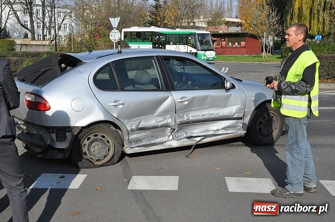 Zdjęcie w galerii na portalu naszraciborz.pl: Kierująca oplem tigrą wymusiła pierwszeństwo i wjechała w seata wiadomości z regionu