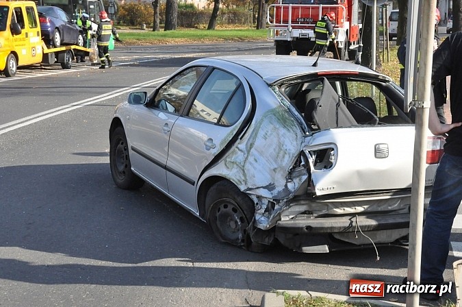 Zdjęcie w galerii na portalu naszraciborz.pl: Kierująca oplem tigrą wymusiła pierwszeństwo i wjechała w seata wiadomości z regionu