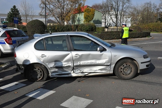 Zdjęcie w galerii na portalu naszraciborz.pl: Kierująca oplem tigrą wymusiła pierwszeństwo i wjechała w seata wiadomości z regionu