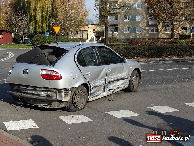 Zdjęcie w galerii na portalu naszraciborz.pl: Kierująca oplem tigrą wymusiła pierwszeństwo i wjechała w seata wiadomości z regionu
