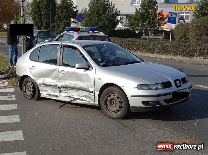 Zdjęcie w galerii na portalu naszraciborz.pl: Kierująca oplem tigrą wymusiła pierwszeństwo i wjechała w seata wiadomości z regionu