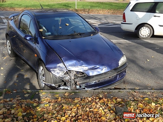 Zdjęcie w galerii na portalu naszraciborz.pl: Kierująca oplem tigrą wymusiła pierwszeństwo i wjechała w seata wiadomości z regionu