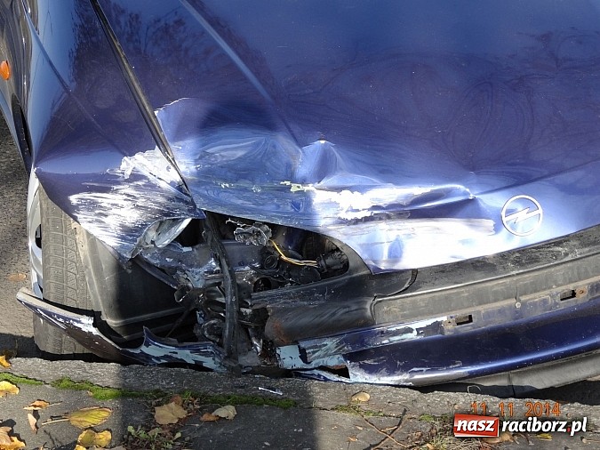 Zdjęcie w galerii na portalu naszraciborz.pl: Kierująca oplem tigrą wymusiła pierwszeństwo i wjechała w seata wiadomości z regionu