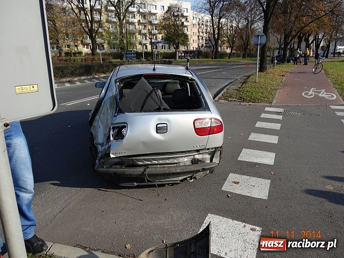 Zdjęcie w galerii na portalu naszraciborz.pl: Kierująca oplem tigrą wymusiła pierwszeństwo i wjechała w seata wiadomości z regionu