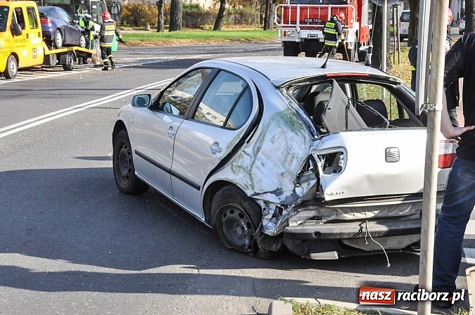 Zdjęcie w galerii na portalu naszraciborz.pl: Kierująca oplem tigrą wymusiła pierwszeństwo i wjechała w seata wiadomości z regionu