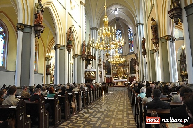 Zdjęcie w galerii na portalu naszraciborz.pl: W kościele na Ostrogu odprawiono mszę św. za Ojczyznę w rycie trydenckim wiadomości z regionu