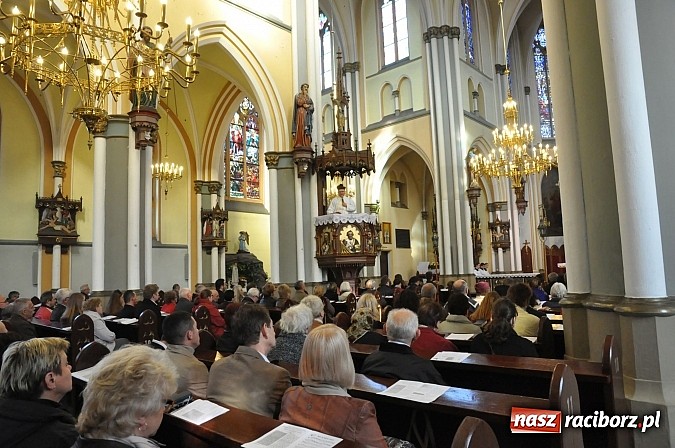 Zdjęcie w galerii na portalu naszraciborz.pl: W kościele na Ostrogu odprawiono mszę św. za Ojczyznę w rycie trydenckim wiadomości z regionu