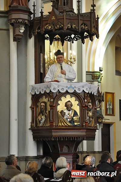 Zdjęcie w galerii na portalu naszraciborz.pl: W kościele na Ostrogu odprawiono mszę św. za Ojczyznę w rycie trydenckim wiadomości z regionu