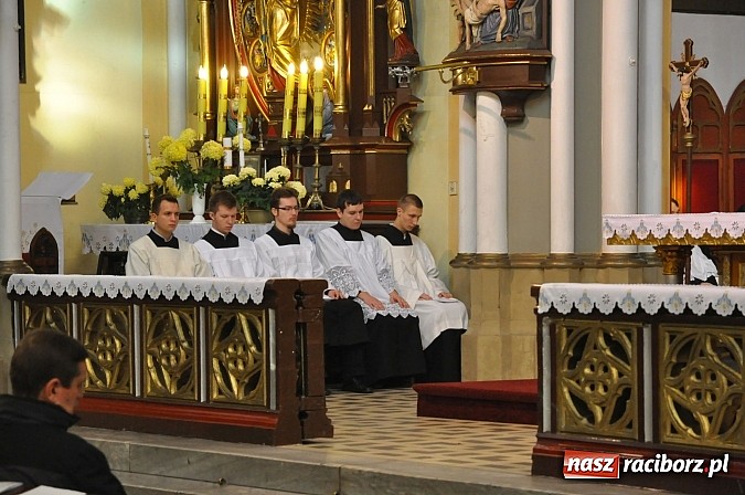 Zdjęcie w galerii na portalu naszraciborz.pl: W kościele na Ostrogu odprawiono mszę św. za Ojczyznę w rycie trydenckim wiadomości z regionu