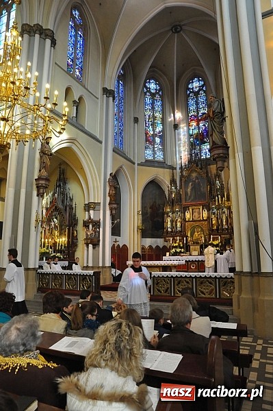 Zdjęcie w galerii na portalu naszraciborz.pl: W kościele na Ostrogu odprawiono mszę św. za Ojczyznę w rycie trydenckim wiadomości z regionu