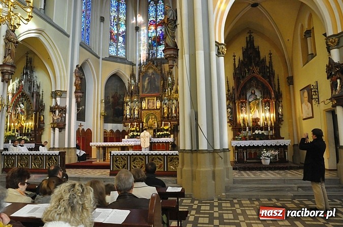 Zdjęcie w galerii na portalu naszraciborz.pl: W kościele na Ostrogu odprawiono mszę św. za Ojczyznę w rycie trydenckim wiadomości z regionu