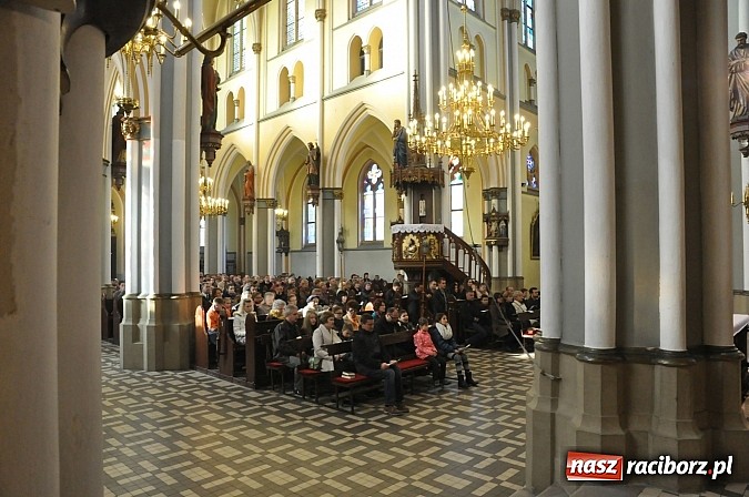 Zdjęcie w galerii na portalu naszraciborz.pl: W kościele na Ostrogu odprawiono mszę św. za Ojczyznę w rycie trydenckim wiadomości z regionu