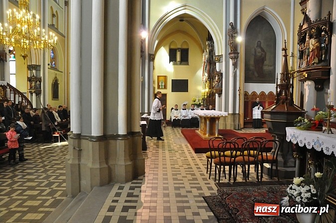 Zdjęcie w galerii na portalu naszraciborz.pl: W kościele na Ostrogu odprawiono mszę św. za Ojczyznę w rycie trydenckim wiadomości z regionu