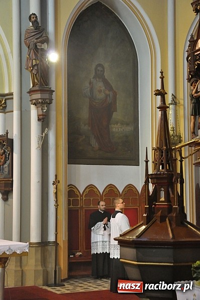 Zdjęcie w galerii na portalu naszraciborz.pl: W kościele na Ostrogu odprawiono mszę św. za Ojczyznę w rycie trydenckim wiadomości z regionu