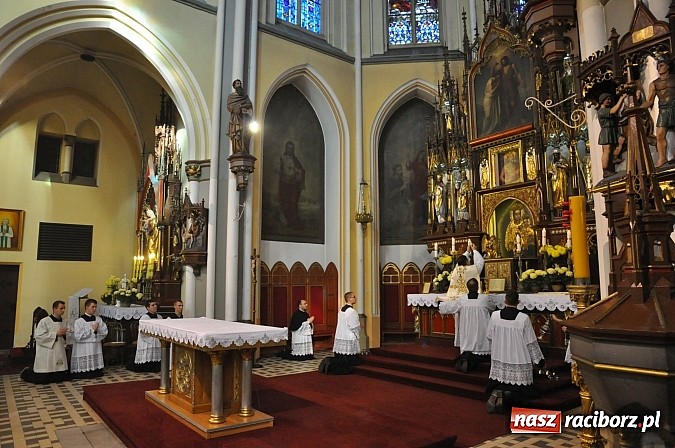 Zdjęcie w galerii na portalu naszraciborz.pl: W kościele na Ostrogu odprawiono mszę św. za Ojczyznę w rycie trydenckim wiadomości z regionu