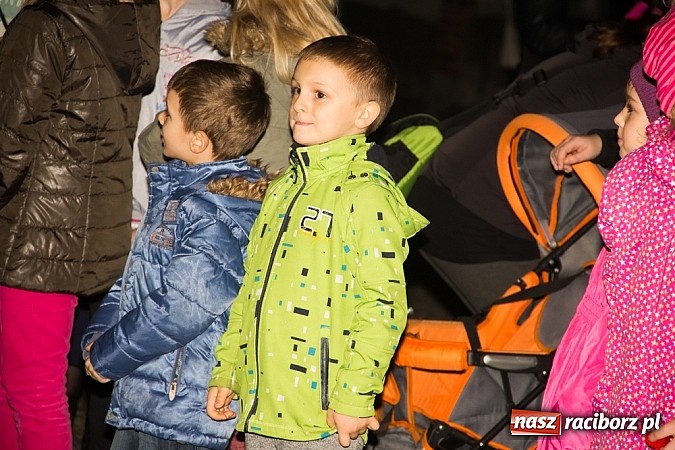 Zdjęcie w galerii na portalu naszraciborz.pl: Poczęstunek w Bieńkowicach rogalami marcińskimi wiadomości z regionu