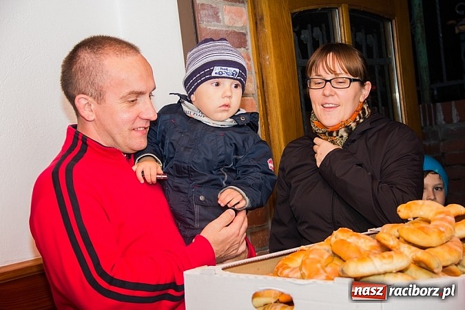 Zdjęcie w galerii na portalu naszraciborz.pl: Poczęstunek w Bieńkowicach rogalami marcińskimi wiadomości z regionu
