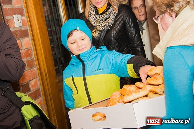 Zdjęcie w galerii na portalu naszraciborz.pl: Poczęstunek w Bieńkowicach rogalami marcińskimi wiadomości z regionu