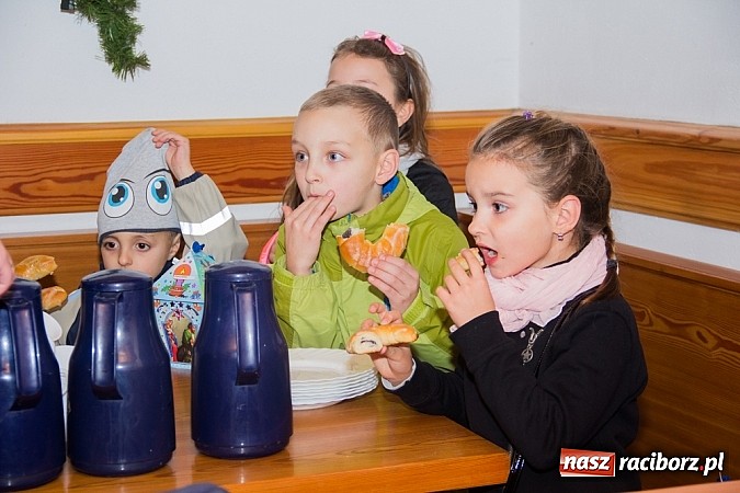 Zdjęcie w galerii na portalu naszraciborz.pl: Poczęstunek w Bieńkowicach rogalami marcińskimi wiadomości z regionu