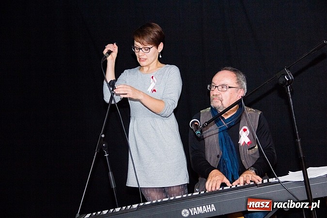 Zdjęcie w galerii na portalu naszraciborz.pl: Pieśni patriotyczne na Końcu Świata wiadomości z regionu