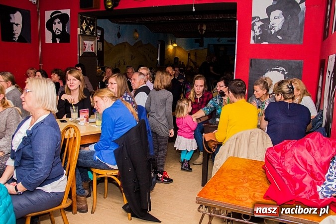 Zdjęcie w galerii na portalu naszraciborz.pl: Pieśni patriotyczne na Końcu Świata wiadomości z regionu