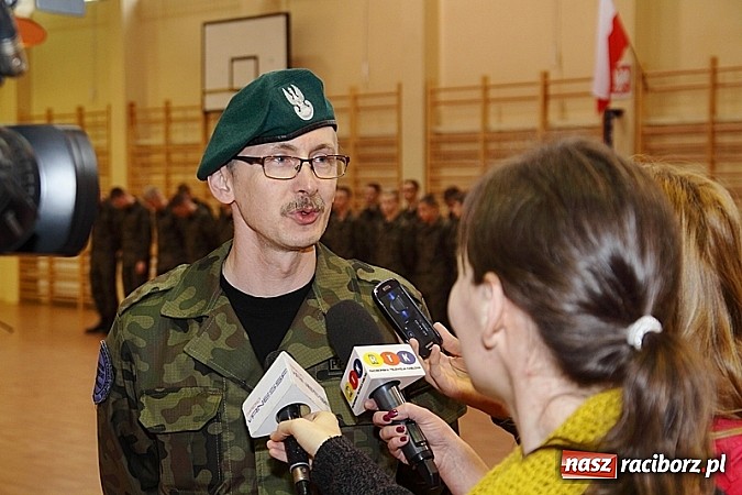 Zdjęcie w galerii na portalu naszraciborz.pl: Młodzież lubi dyscyplinę. Młodzi mundurowi ślubowali w ZSOMS  wiadomości z regionu