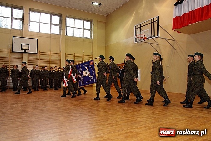 Zdjęcie w galerii na portalu naszraciborz.pl: Młodzież lubi dyscyplinę. Młodzi mundurowi ślubowali w ZSOMS  wiadomości z regionu