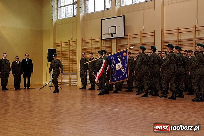 Zdjęcie w galerii na portalu naszraciborz.pl: Młodzież lubi dyscyplinę. Młodzi mundurowi ślubowali w ZSOMS  wiadomości z regionu