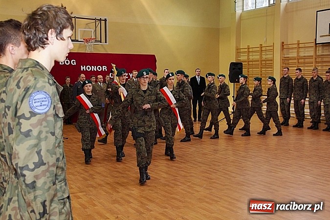 Zdjęcie w galerii na portalu naszraciborz.pl: Młodzież lubi dyscyplinę. Młodzi mundurowi ślubowali w ZSOMS  wiadomości z regionu