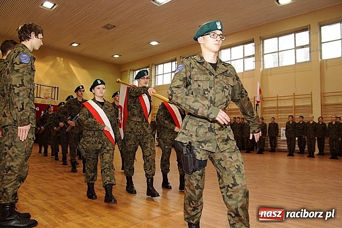 Zdjęcie w galerii na portalu naszraciborz.pl: Młodzież lubi dyscyplinę. Młodzi mundurowi ślubowali w ZSOMS  wiadomości z regionu