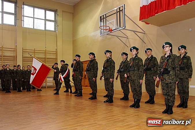 Zdjęcie w galerii na portalu naszraciborz.pl: Młodzież lubi dyscyplinę. Młodzi mundurowi ślubowali w ZSOMS  wiadomości z regionu