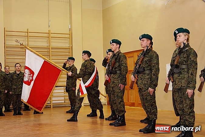 Zdjęcie w galerii na portalu naszraciborz.pl: Młodzież lubi dyscyplinę. Młodzi mundurowi ślubowali w ZSOMS  wiadomości z regionu