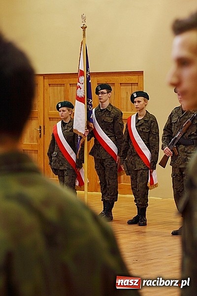Zdjęcie w galerii na portalu naszraciborz.pl: Młodzież lubi dyscyplinę. Młodzi mundurowi ślubowali w ZSOMS  wiadomości z regionu