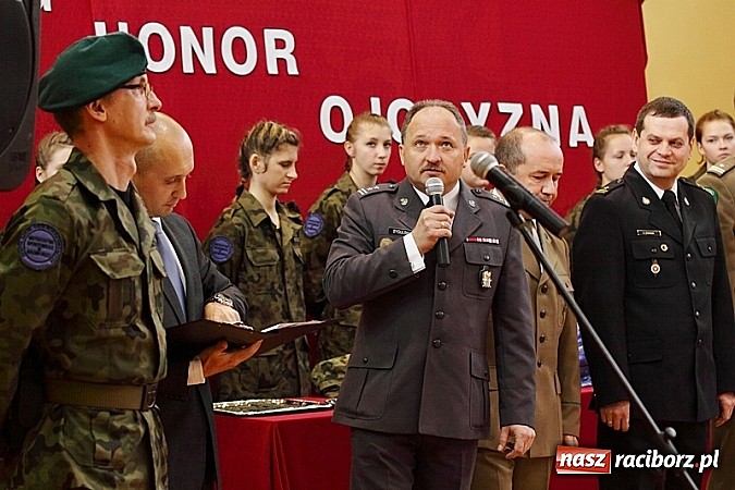 Zdjęcie w galerii na portalu naszraciborz.pl: Młodzież lubi dyscyplinę. Młodzi mundurowi ślubowali w ZSOMS  wiadomości z regionu