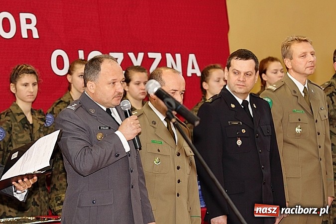 Zdjęcie w galerii na portalu naszraciborz.pl: Młodzież lubi dyscyplinę. Młodzi mundurowi ślubowali w ZSOMS  wiadomości z regionu