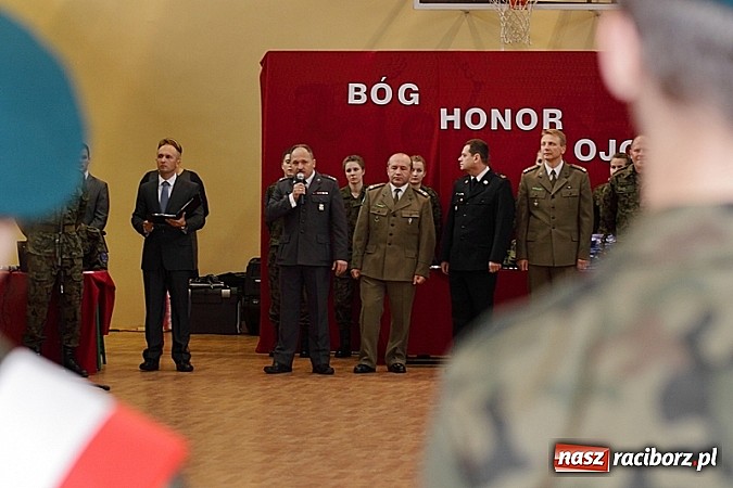 Zdjęcie w galerii na portalu naszraciborz.pl: Młodzież lubi dyscyplinę. Młodzi mundurowi ślubowali w ZSOMS  wiadomości z regionu