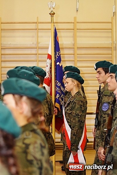 Zdjęcie w galerii na portalu naszraciborz.pl: Młodzież lubi dyscyplinę. Młodzi mundurowi ślubowali w ZSOMS  wiadomości z regionu