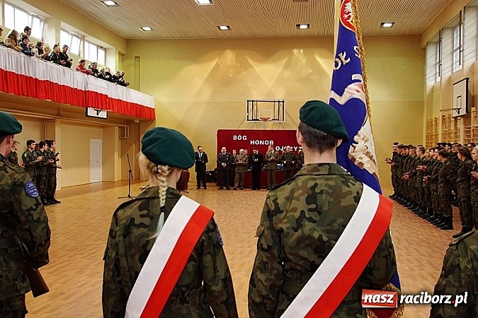Zdjęcie w galerii na portalu naszraciborz.pl: Młodzież lubi dyscyplinę. Młodzi mundurowi ślubowali w ZSOMS  wiadomości z regionu
