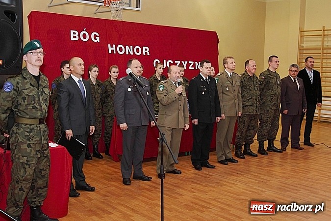 Zdjęcie w galerii na portalu naszraciborz.pl: Młodzież lubi dyscyplinę. Młodzi mundurowi ślubowali w ZSOMS  wiadomości z regionu